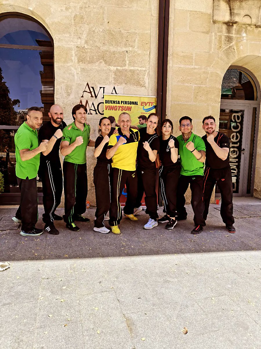 profeJaime13's tweet photo. La suerte de disfrutar el proceso, y el convencimiento de aprender de (y con) los mejores... ¡¡Grado 7, conseguido!! ¡¡Seguimos!! 🔥💪🏽👊🏽
🟡 Sigung Sergio
🟢 Sifus: Juan, Rolfe y Roberto
⚫ Assistentes: Marisa y Dani
⚫ Compañera Jéssica 
🏠 Gimnasio EVTF Sport Family https://t.co/3E7YleHIFv