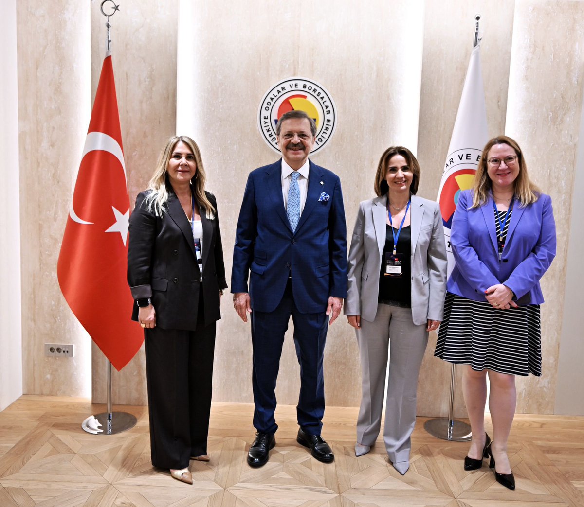 RHisarciklioglu's tweet photo. KAGİDER Başkanı Esra Bezircioğlu, KAGİDER Başkan Yardımcısı Şila Gök ve KAGİDER AB Temsilcisi Ayşe Yürekli ile kadın girişimciliğinin geliştirilmesi üzerine fikir alışverişinde bulunduk. https://t.co/cchFBTC7id