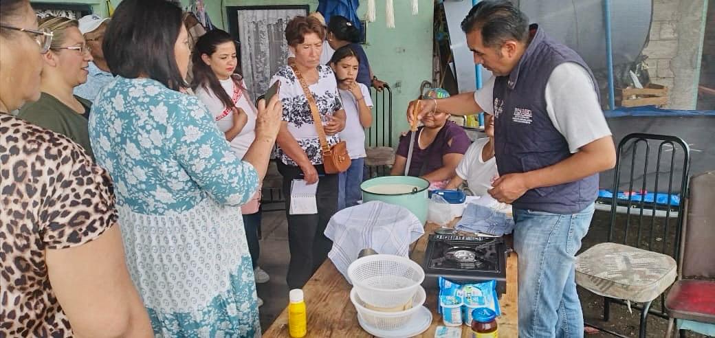 ICAMEXoficial's tweet photo. 🥛🧀 En el #ICAMEX fortalecemos las capacidades productivas de la población.
Impartimos en Acolman el curso de elaboración de queso panela y yogur natural, brindando conocimientos para transformar la leche de vaca en productos nutritivos y con valor agregado.
#ElPoderDeServir https://t.co/hXa6HuRE1y