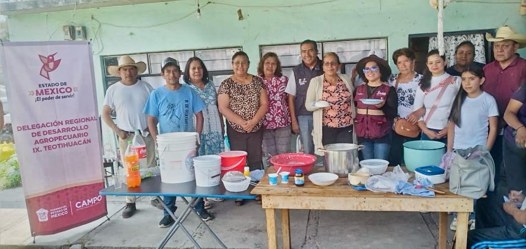 ICAMEXoficial's tweet photo. 🥛🧀 En el #ICAMEX fortalecemos las capacidades productivas de la población.
Impartimos en Acolman el curso de elaboración de queso panela y yogur natural, brindando conocimientos para transformar la leche de vaca en productos nutritivos y con valor agregado.
#ElPoderDeServir https://t.co/hXa6HuRE1y