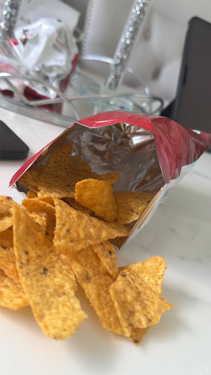 08Rsam's tweet photo. @Doritos @DoritosUK 

I bought a pack of Doritos Chilli Heatwave and the bags just came with the plain chips and no chilli heatwave seasoning?

Did you forget to season my bag? Not a drop of seasoning in the bag 😢 https://t.co/o349rMyv79