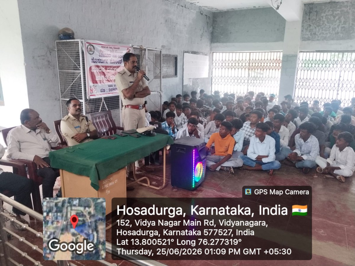 HosadurgaPolice's tweet photo. ಈ ದಿನ ಹೊಸದುರ್ಗ ಪೊಲೀಸ್ ಠಾಣಾ ವತಿಯಿಂದ ಜೂನಿಯರ್ ಪಿಯು ಕಾಲೇಜ್ ನಲ್ಲಿ ಹಿರಿಯೂರು DySP ಶಿವಕುಮಾರ್ ಟಿ ಎಮ್, ಹೊಸದುರ್ಗ PI K T ರಮೇಶ್ ರವರು ಮಾದಕ ವಸ್ತುಗಳ ವಿರುದ್ಧ ಜಾಗೃತಿ ಕಾರ್ಯಕ್ರಮವನ್ನು ಕೈಗೊಂಡು, ಮಾದಕ ವಸ್ತುಗಳ ಬಗ್ಗೆ,ಸಂಚಾರಿ ನಿಯಮಗಳ ಹಾಗೂ ಸೈಬರ್ ಸುರಕ್ಷತೆ ಬಗ್ಗೆ ಜಾಗೃತಿ ಮೂಡಿಸಲಾಯಿತು
@spchitradurga
 #SayNoToDrugs https://t.co/qG25NAGRFi