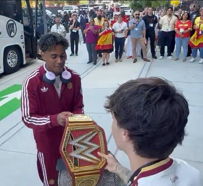 BarcaUniversal's tweet photo. A fan gifted Lamine Yamal a WWE Championship belt. 🇪🇸 https://t.co/JbTUDNvEih