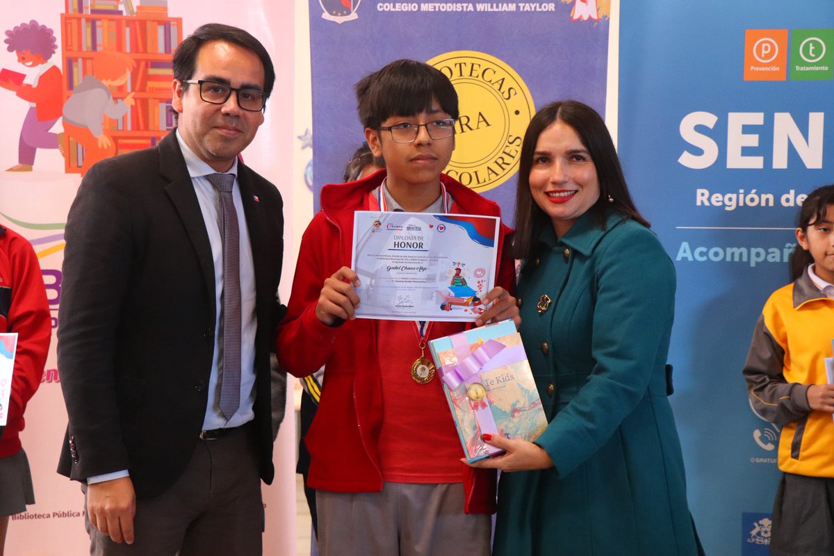 VoceriaTarapaca's tweet photo. En el marco del Mes de la Prevención, el seremi Yuseff Hilaja participa de  Ceremonia de premiación del concurso "Previcuentos" en el Colegio William Taylor. 
Felicitamos a los ganadores del concurso organizado por @sendatarapaca y el municipio de Alto Hospicio. https://t.co/P6KkZit6Nq