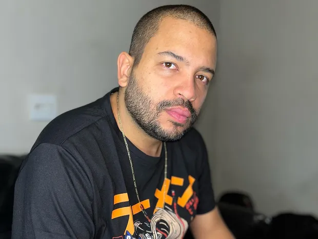 trapcit0u's tweet photo. 🚨 Projota diz que parte da nova geração esqueceu a essência do rap por falta de posicionamento

"Você quer ser rapper? Se oriente, tá ligado? Se coloque no seu lugar de fato, porque você agora tem uma responsa nas suas costas. Você não é só um artista da música, você é um rapper.

E sendo rapper, você vai precisar se posicionar em determinados momentos, você vai precisar lutar por determinadas causas e, junto de você, vem muita gente."

Durante uma entrevista recente, o rapper afirmou que gosta do momento atual do trap e de vários artistas da cena, mas destacou que parte da nova geração tem se afastado de uma das características que, para ele, sempre fizeram parte do hip-hop: o posicionamento.

"Hoje a gente tá passando por um movimento que tem muita coisa boa, mas também tem umas coisas que não estão me agradando. Eu gosto muito, muito, muito de trap, gosto de vários artistas de trap, gosto muito da música.

Mas eu acho que o grande problema é que em alguns momentos as pessoas acham que isso é só o rap e pronto. Conforme o tempo passa, a juventude, quem tá chegando agora, não conhece o trabalho que a gente fazia lá atrás.

Não vai ver como isso surgiu, pra você saber como chegou nesse ponto e entender que o rap, o hip-hop, ele nunca é só por dinheiro ou por diversão. Ele traz consigo uma obrigatoriedade de trazer uma luta, de trazer um posicionamento. Tudo isso caminha junto com o rap. Não tem como, não tem como. O rap, mais do que qualquer outro estilo musical, carrega isso junto, vem junto, tá embutido nisso."

via/ Brasil de Fato - Conversa Bem Viver