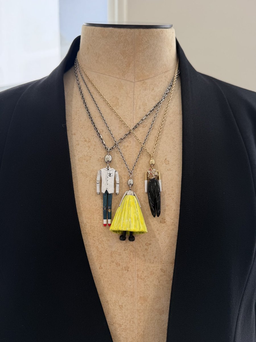 upnextdesigner's tweet photo. The necklaces in Sarah Burton’s first-ever menswear collection for Givenchy include a design from each of her past 3 Givenchy collections 🎨 https://t.co/JcxS8xYZoE