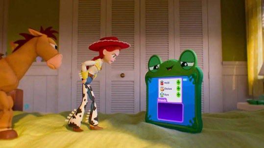 BoxOfficeSpain's tweet photo. “Toy Story 5” superará hoy jueves el millón de espectadores y más de 7M€.

En 2019, su predecesora logró 3,88 millones de espectadores y 22,1 millones de euros. #ToyStory5 https://t.co/f0gPcR1EBZ