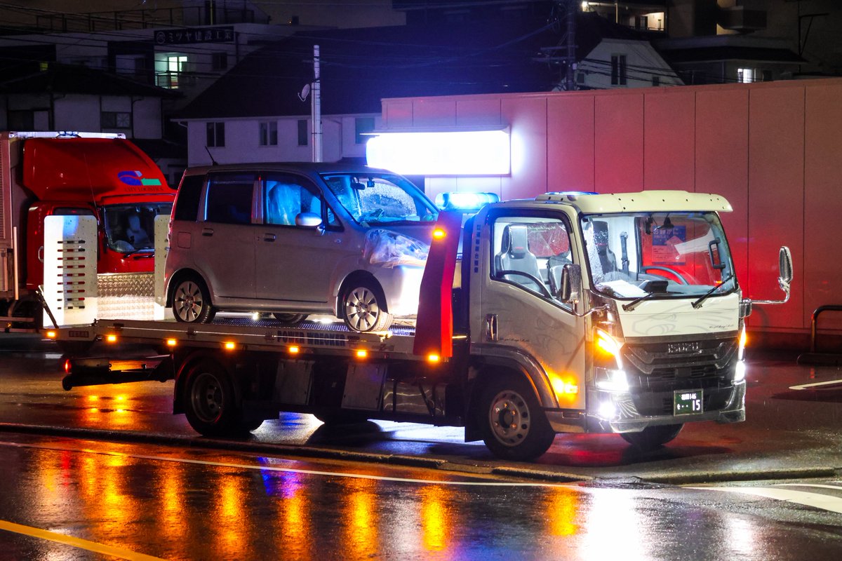 pochi9054's tweet photo. 福岡市東区若宮3丁目 救急事案

昨夜22時過ぎに起きた事案。
千早土井線上における交通事故。

豪雨の中での軽自動車×歩行者。
東地域,交通,自ら隊,交機隊が臨場。

一時は現場保存等で全面交通規制へ。
カメ案件かと思いましたが臨場はせず。
#福岡市 #東区 #若宮 #舞松原 #警察 #事故 https://t.co/dR0aVaZBtu