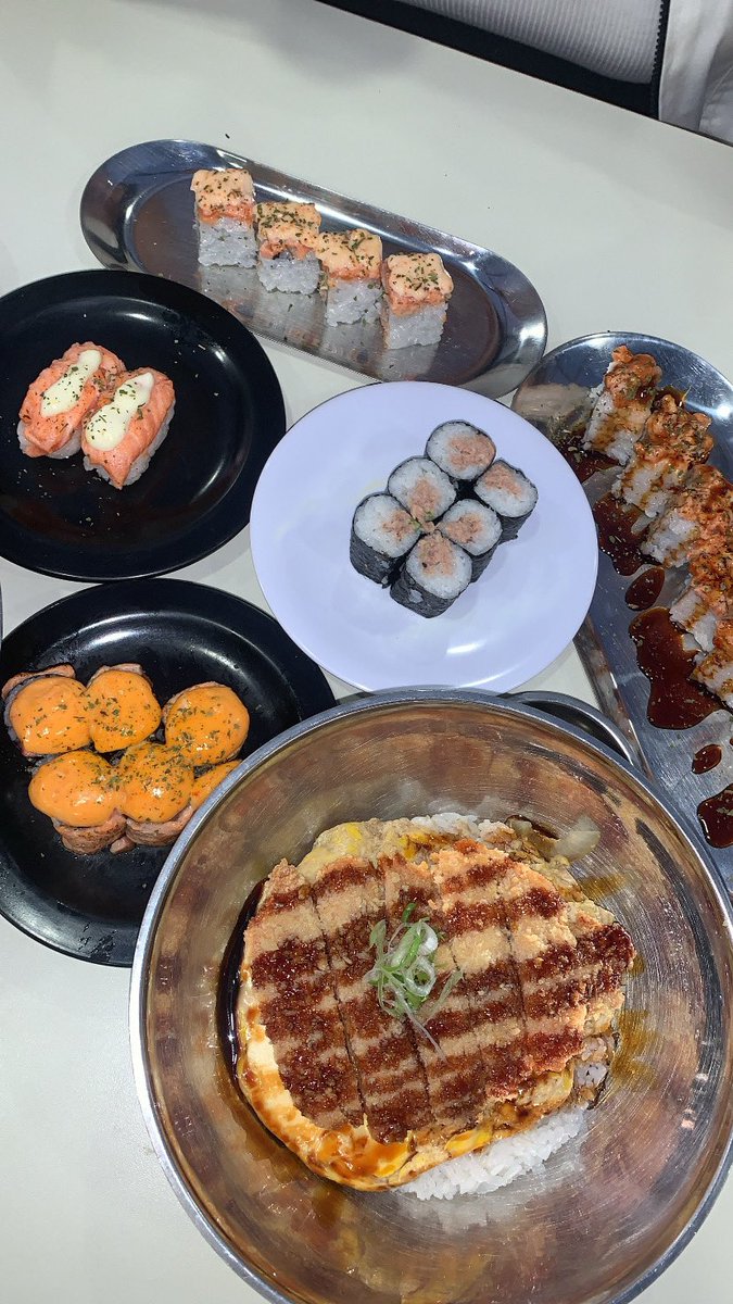secmy_co's tweet photo. sushi time 😘 https://t.co/kjNKOJc1NY