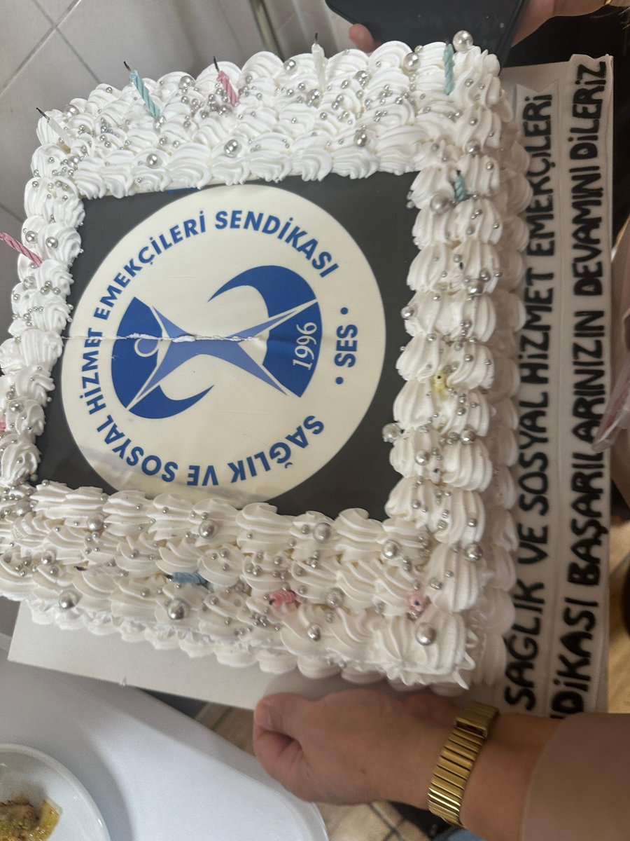 sesamed21's tweet photo. Diyarbakır Çocuk Hastalıkları Hastanesi’nde sağlık alanlarında eğitim gören stajyer öğrencilerle gerçekleştirdiğimiz etkinliğin ardından, stajyer öğrencilerden sorumlu arkadaşımızın Sağlık Hizmetleri Müdürü Hatice K. tarafından alelacele görevden alınması kabul edilemez.
Bu hukuksuz uygulamaya ilişkin Başhekim Serhat S.’nin, “Ben görevden aldım, böyle uygun gördüm” şeklindeki yaklaşımı da keyfiyetin açık bir göstergesidir.
Soruyoruz;
Stajyer öğrencilerle yaptığımız etkinlikte sizi rahatsız eden neydi?
Gelecekte meslektaşımız olacak arkadaşlarımıza sendikamızı ve emek mücadelemizi anlatmamız mı?
Yoksa SES bayraklarının hastanede görünmesi mi?
SES’in tarihini, sağlık ve sosyal hizmet emekçilerinin hakları için verdiği mücadeleyi okumanızı tavsiye ediyoruz.
Çalışanların görevleriyle oynanması, baskı altına alınması ve cezalandırılmaya çalışılması kabul edilemez. Bu uygulamalar ne sendikamızı ne de üyelerimizi geri adım attıracaktır.
Hastane yönetimine bir kez daha hatırlatıyoruz: SES bu hastanede yetkili sendikadır. Emekçilerin örgütlü gücüne ve sendikal iradesine saygı göstermek zorundasınız.
SES’in mücadelesine tahammül edemiyorsanız, çözüm sendikal faaliyetleri engellemek değil, bulunduğunuz görevlerden ayrılmaktır.
Hastane başhekimi ve sağlık bakım hizmetleri müdürüne açık çağrımızdır.
Derhal istifa edin!
İstifa edene kadar sizleri muhatap almayacağız.
Baskılara boyun eğmeyeceğiz; sendikal haklarımızı, örgütlü mücadelemizi ve dayanışmamızı büyütmeye devam edeceğiz.
@Diyarbakirism @dbakirvalilik @ituc @etuc_ces