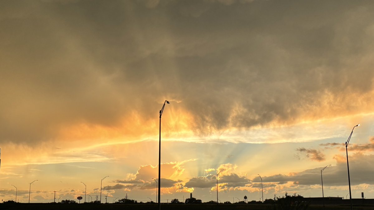 tinker_charles's tweet photo. Some Oklahoma Sunsets and sky scenes taken by myself https://t.co/NwWuiysqUM