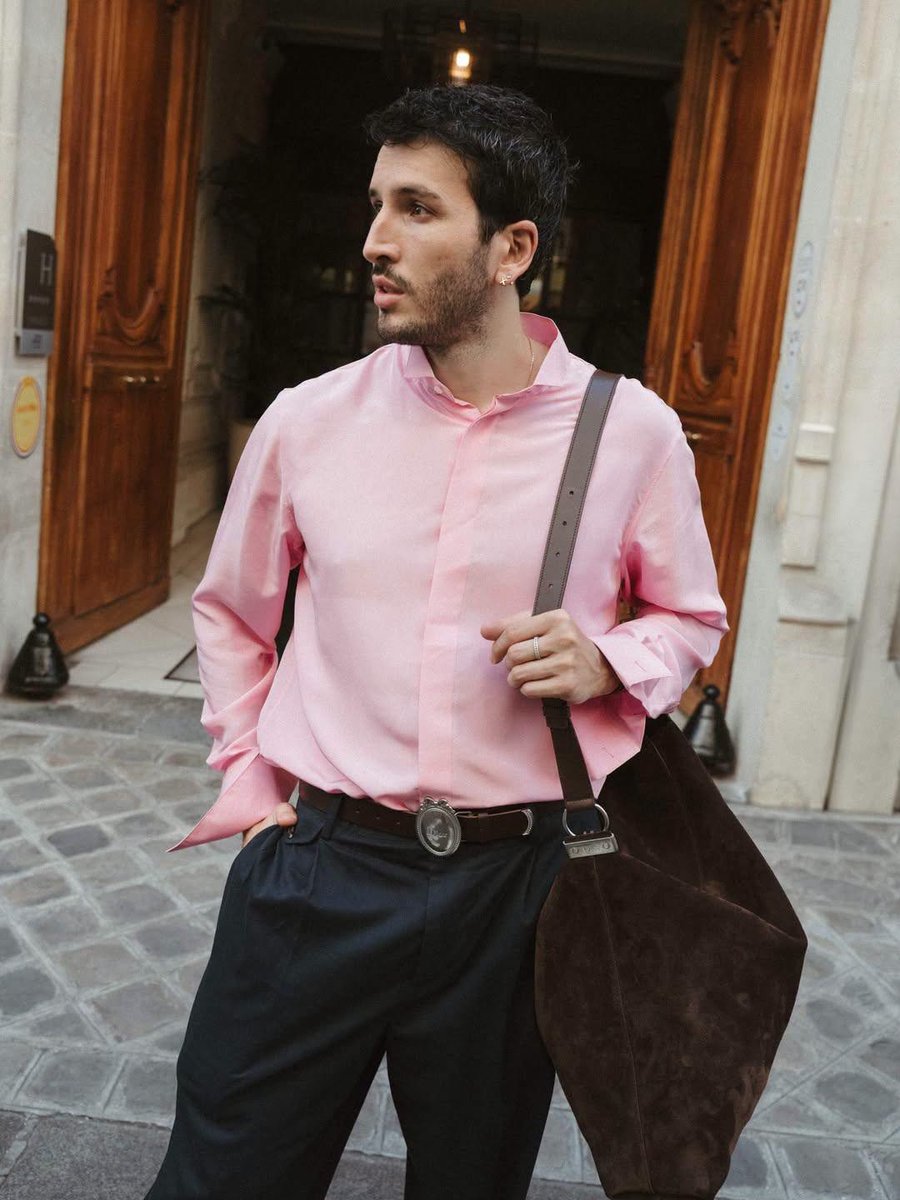ExaVictoria's tweet photo. 🥰Sebastián Yatra fue uno de los invitados en el desfile de #Dior durante la Semana de la Moda de París. 🇫🇷✨ https://t.co/ppwl1jG3jV