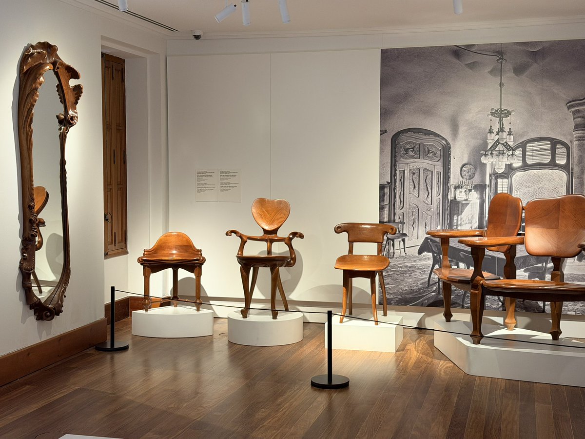 CasaBotines's tweet photo. ✨ Hoy comienza una nueva etapa en el Museo Casa Botines Gaudí.

Inauguramos una nueva exposición permanente que invita a descubrir el edificio de Antoni Gaudí como nunca antes: más historia, más contexto y nuevas formas de conectar con uno de los grandes iconos de la arquitectura.

🏛️ Bienvenidos a la nueva Casa Botines. Un museo renovado para Gaudí

#CasaBotinesGaudí #Gaudí #AñoGaudi #Leon