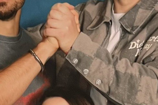 eddiediazbot's tweet photo. ryliver holding hands https://t.co/tnSkexptUt