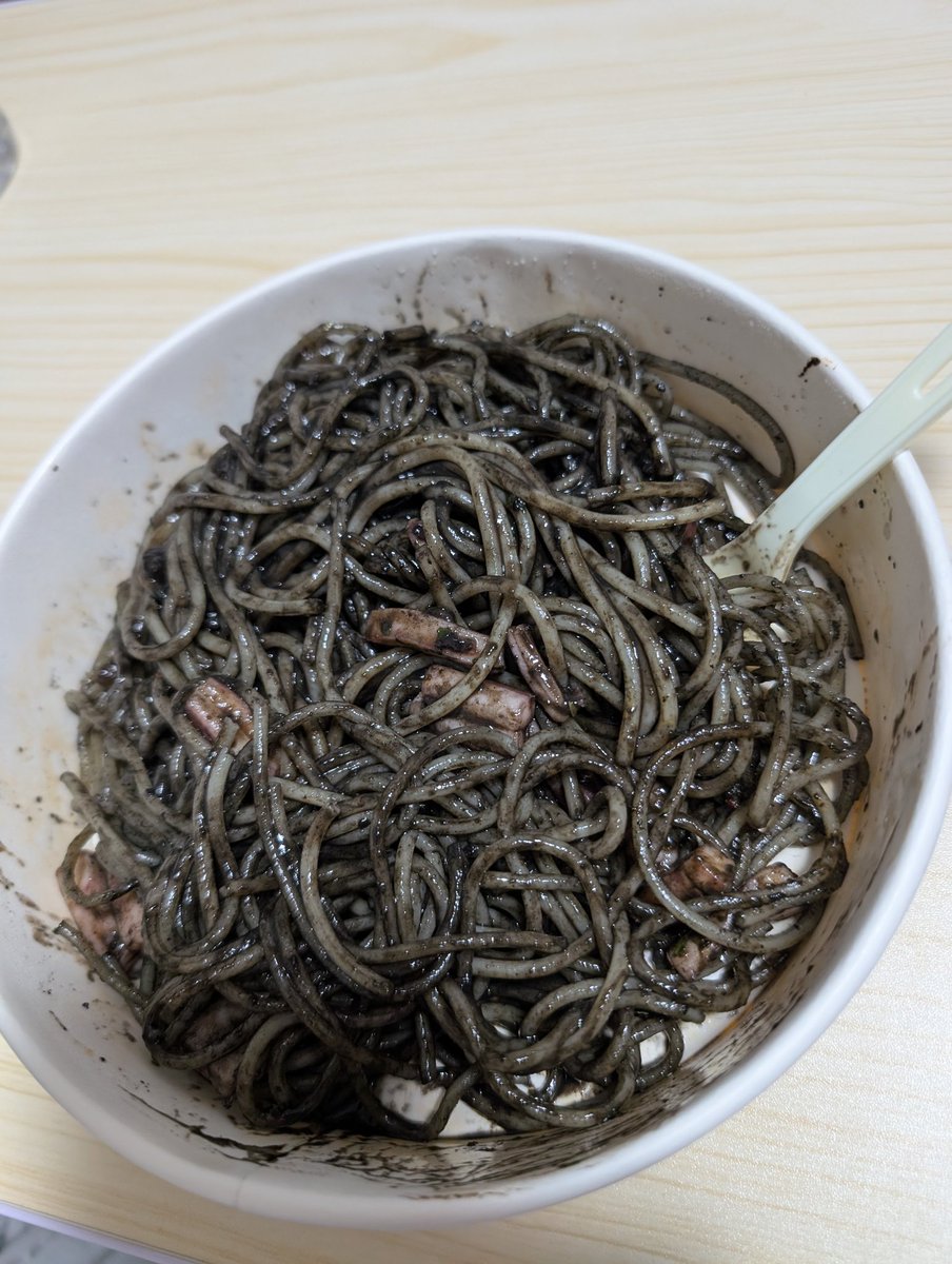 __ruiza__'s tweet photo. イカ墨パスタって
なぜ美味しいのだろう?
(ゼブンのやつ) https://t.co/dWyOmUfZrc
