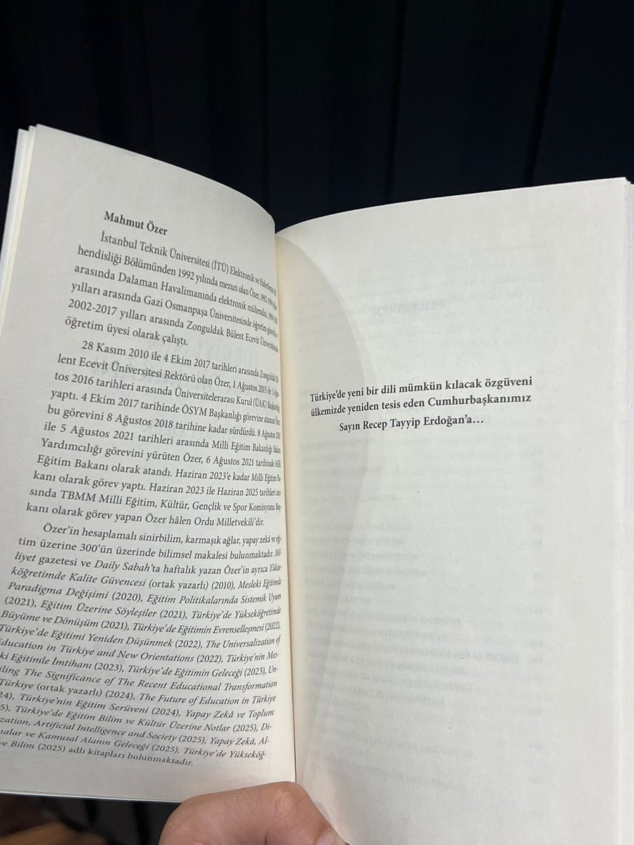 suleymansoylu's tweet photo. Devlet ve siyaset hayatındaki tecrübe ile birikimlerini güçlü bir tefekkürle düşünce dünyamıza aktaran, kabinede birlikte yol yürüdüğümüz kıymetli bakanlarımız ve dostlarımıza şükranlarımı sunuyorum.

"Türkiye’de Yeni Bir Dil İmkanı" kitabını kaleme alan Prof. Dr. Mahmut Özer hocamıza ve "Bronz Süvari" kitabını yazan Mahir Ünal beye, dünyanın yönsüzleştiği bu dönemde özellikle genç nesillere sundukları yol haritası ve ümit için teşekkür ederim.