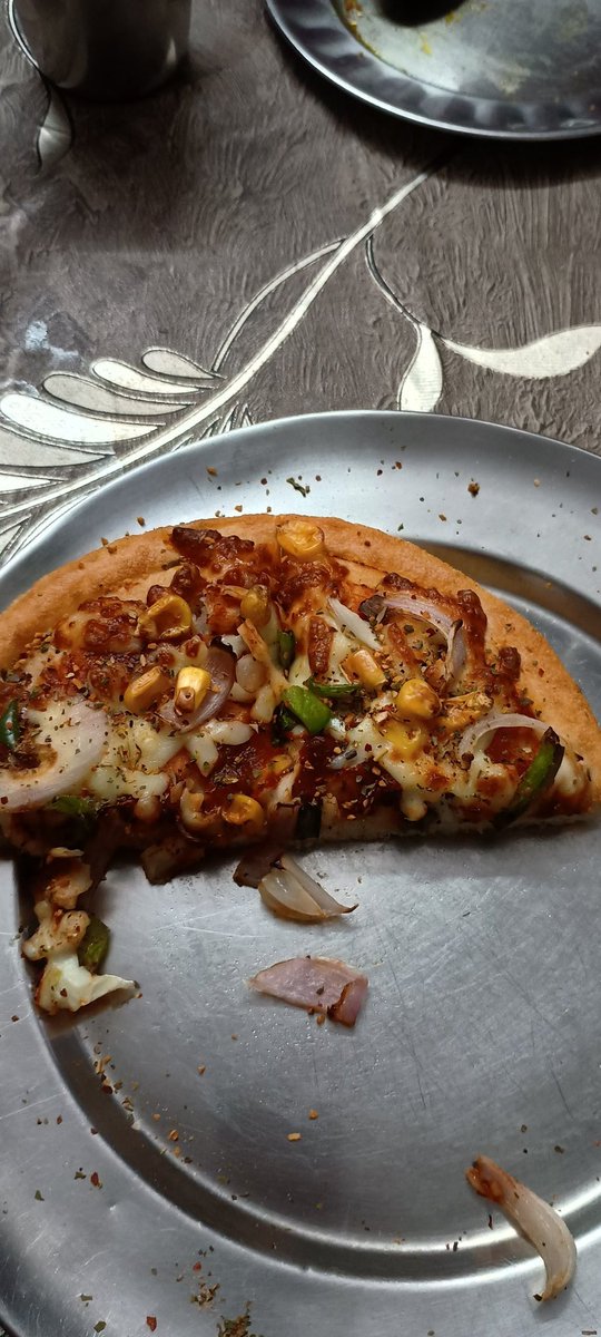 Akshya_singhal's tweet photo. @PizzaHutIN Bhai logo kaise pizza bhejte ho yaar?? Matlab are you guys able to eat this type of pizza? See the quality in 255 INR.. kuch to sharam karo.. I will never order again now. @pizzahut https://t.co/jpLw712Dc3