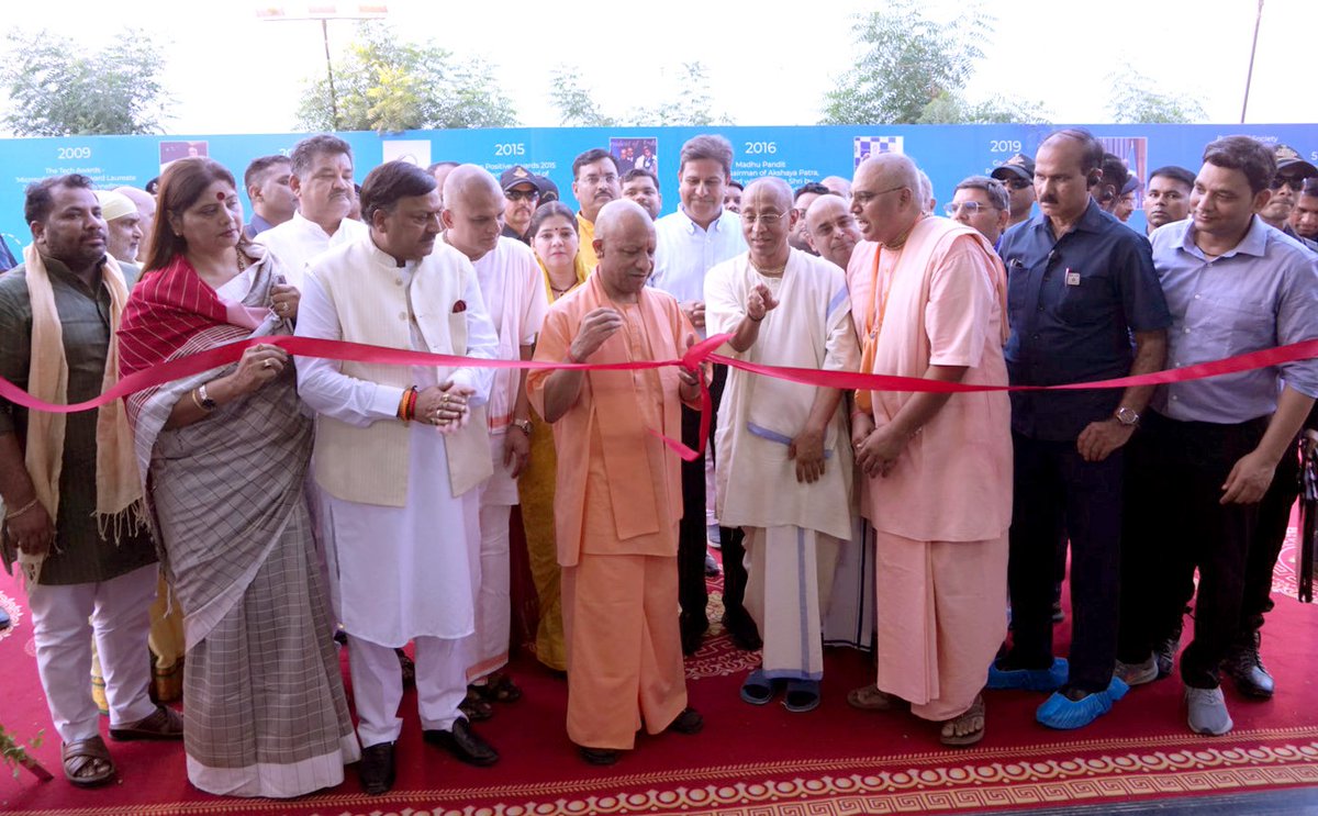 CMOfficeUP's tweet photo. सुपोषित बचपन, समृद्ध उत्तर प्रदेश

मुख्यमंत्री @myogiadityanath जी आज गोरखपुर में अक्षय पात्र फाउंडेशन द्वारा स्थापित केंद्रीयकृत रसोईघर के उद्घाटन कार्यक्रम में सम्मिलित हुए।

इस अवसर पर मुख्यमंत्री जी ने 'एक पेड़ मां के नाम' अभियान के अंतर्गत पौधरोपण किया तथा केंद्रीयकृत रसोईघर में तैयार भोजन बच्चों को परोसकर उनका उत्साहवर्धन किया।