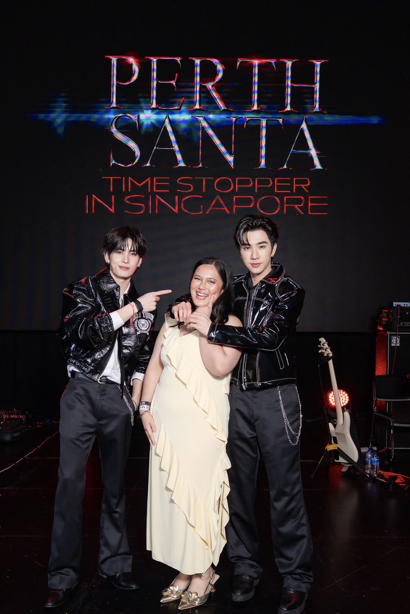 nandy44825's tweet photo. @sitizalabim come here old hag. You called me ugly and broke and then blocked me, such a coward. This inspo pic is for petite and classy women while you are just fat and full on incest. Santa fans respect him and his age and not incest like you. I am yet to see a Santa fan same age as you wishing to marry him. Are you ashamed yet granny?