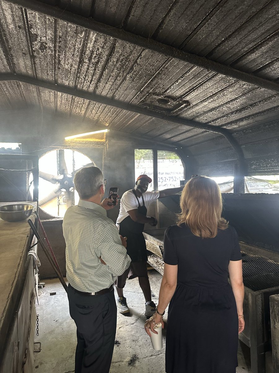 JoshStein_'s tweet photo. Anna and I finally got to B’s in Greenville early enough to get some lunch. Always popular, and now I know why. Great people and great food. https://t.co/rN1R5vXAhi