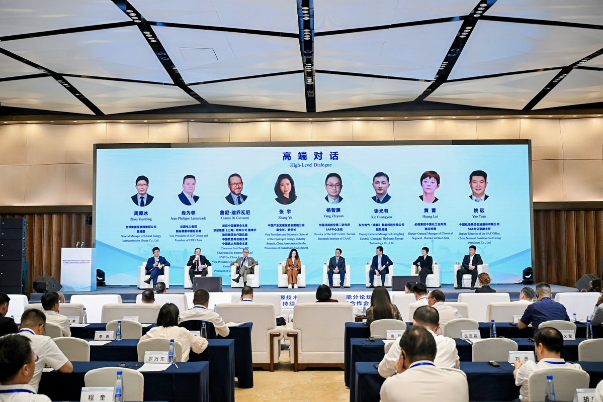 di_giovannig's tweet photo. Hydrogen Roundtable in Chengdu: China &amp; Europe are complementary partners. Technology builds capacity. Cooperation builds ecosystems. Certification builds markets. #Eni #EUCCC #Hydrogen #SAF #EnergyTransition #Decarbonization #China #EU https://t.co/Q4Eh9Y7viC