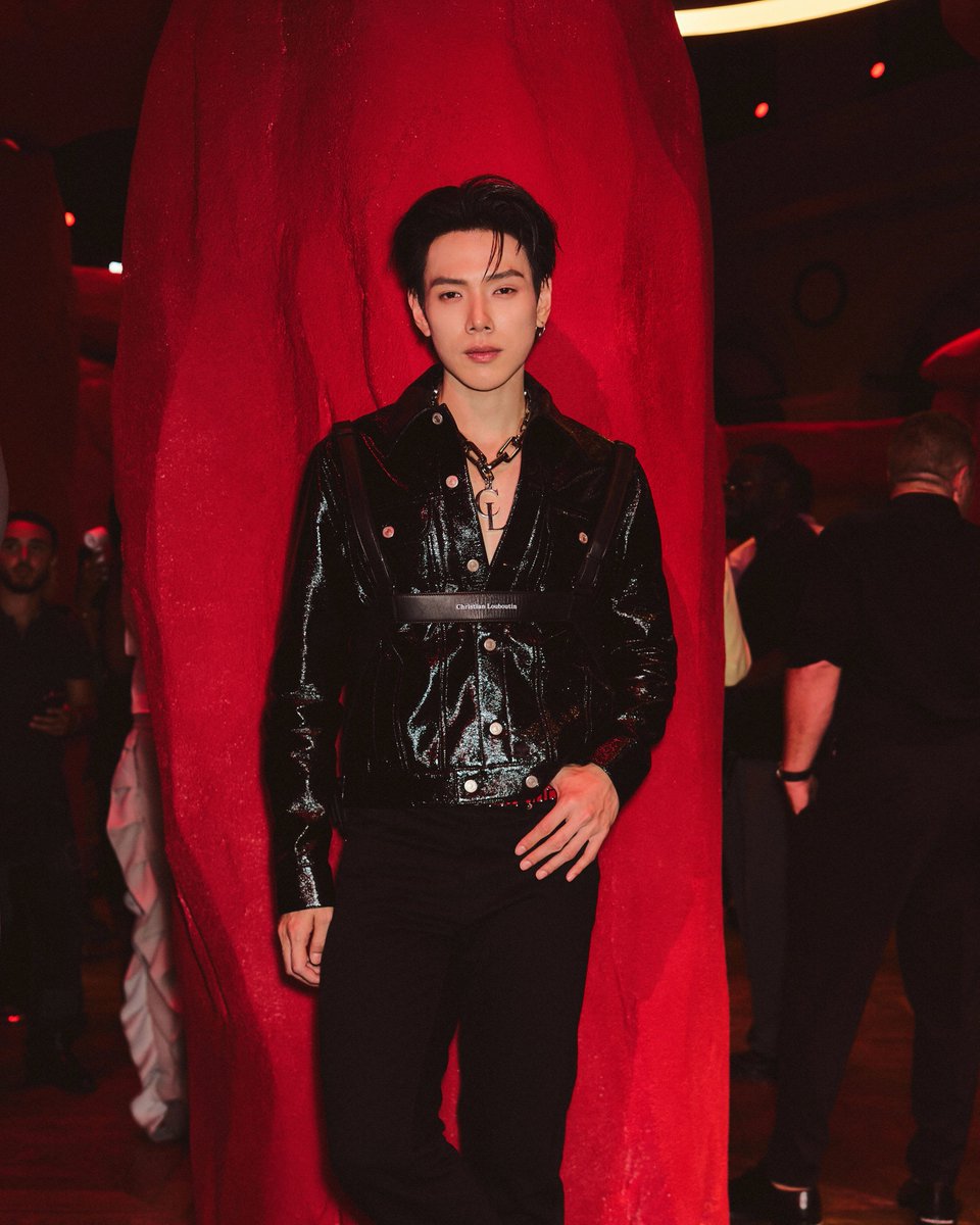 otpcnews's tweet photo. Christian Louboutin เปิดตัวคอลเลกชั่น Men's Spring/Summer 2027 ภายใต้คอนเซปต์ “Red Kingdom” อาณาจักรสีแดงเหนือกาลเวลา ผ่านวิสัยทัศน์ของ Jaden Smith โดยมี "ต้าห์อู๋–พิทยา" เดินทางร่วมงานในฐานะแขกคนสำคัญจากประเทศไทย

DAOU at ChristianLouboutin PFW

#DAOU #oueiija #ต้าห์อู๋
#DAOUATSS27PARISFW
#ChristianLoubout

อ่านข่าวเพิ่มเติมได้ที่ https://t.co/JWJWAs1OPK