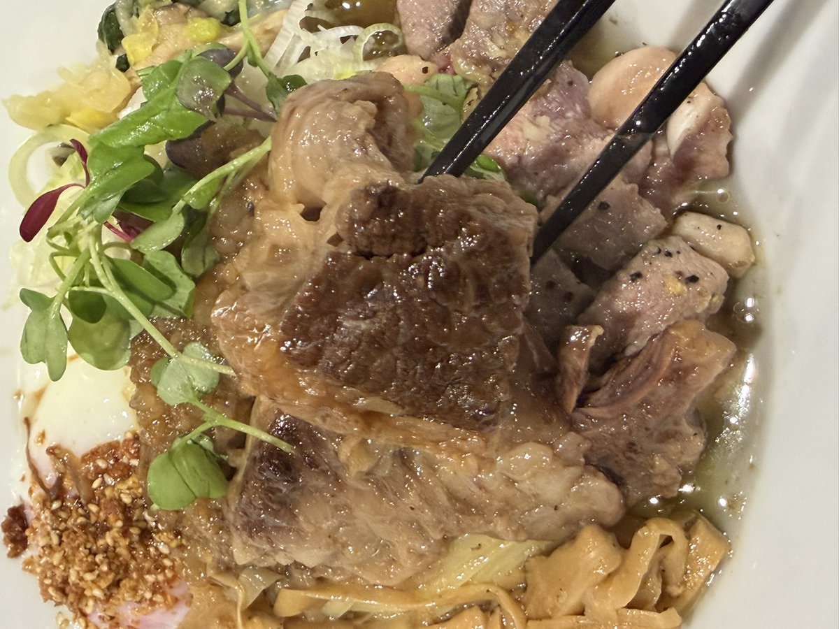 JerryZyf's tweet photo. 八咫烏　水道橋
和牛とヒグマの油そば

豪快な肉のインパクトに目を奪われるが、本当に唸らされたのは追い飯。

海苔の香り、紫蘇の清涼感、とびっこの弾ける食感が一体となり、最後の一口まで飽きさせない。

豪快さと繊細さを見事に両立させた居山さんらしい一杯。

最高でした🔥
@yatagarasukudan https://t.co/biNsaGeJ1s
