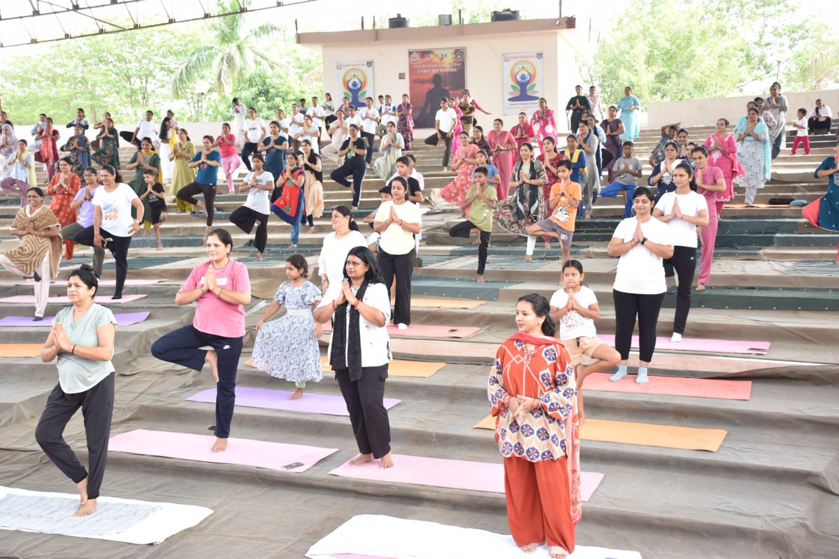 BSF_CSWT's tweet photo. Part-II #IDY2026
12वें अंतराष्‍ट्रीय योग दिवस के अवसर पर  BWWA सदस्‍यों एवं उनके परिजनों ने भी सीएसडब्‍ल्‍यूटी बीएसएफ, इंदौर में उत्‍साहपूर्वक योगाभ्‍यास किया। साथ ही BWWA सदस्‍यों द्वारा योग को दैनिक जीवन का हिस्‍सा बनाकर स्‍वस्‍थ एवं सुखी समाज के निर्माण का संकल्‍प लिया गया। https://t.co/l9yC42EpdC