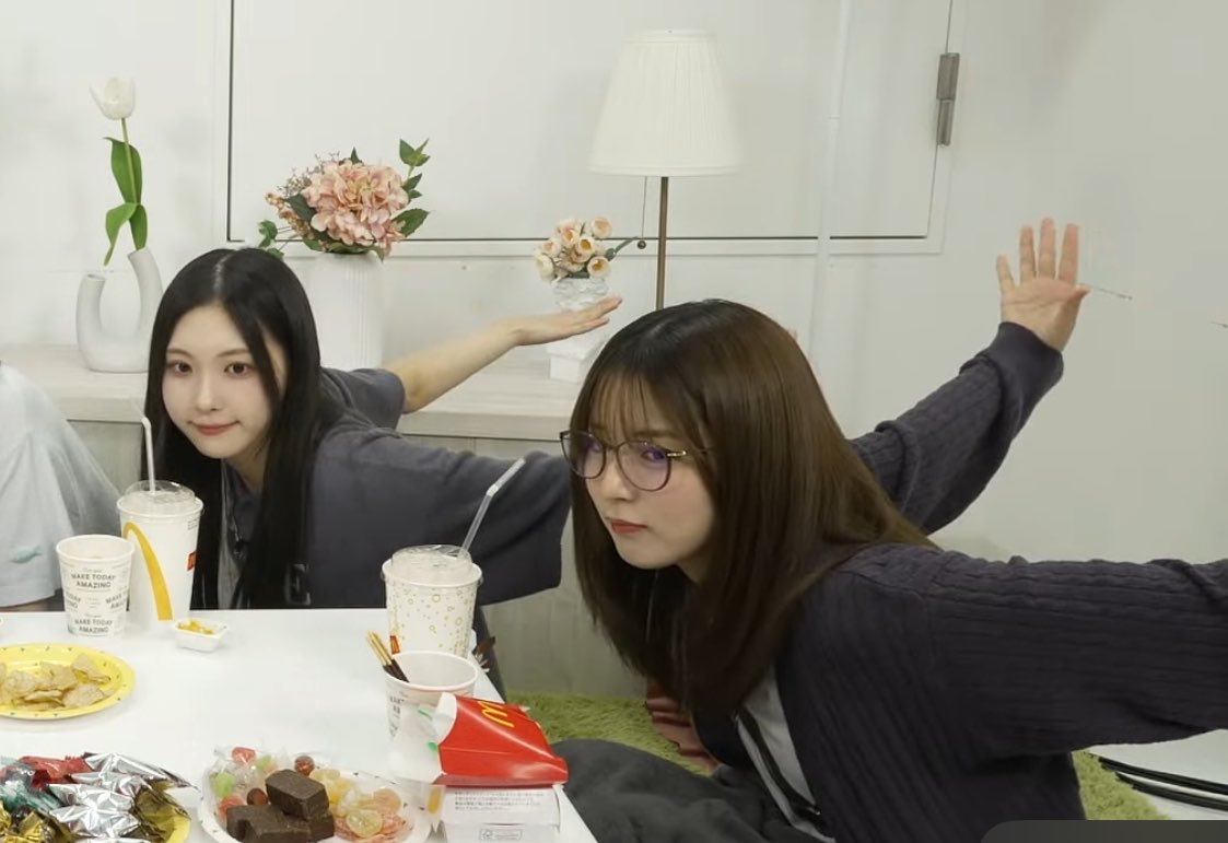 s46_ya_fumi's tweet photo. なにしてんの？w
#櫻坂マイクラ部 https://t.co/MW5RTnDCtZ