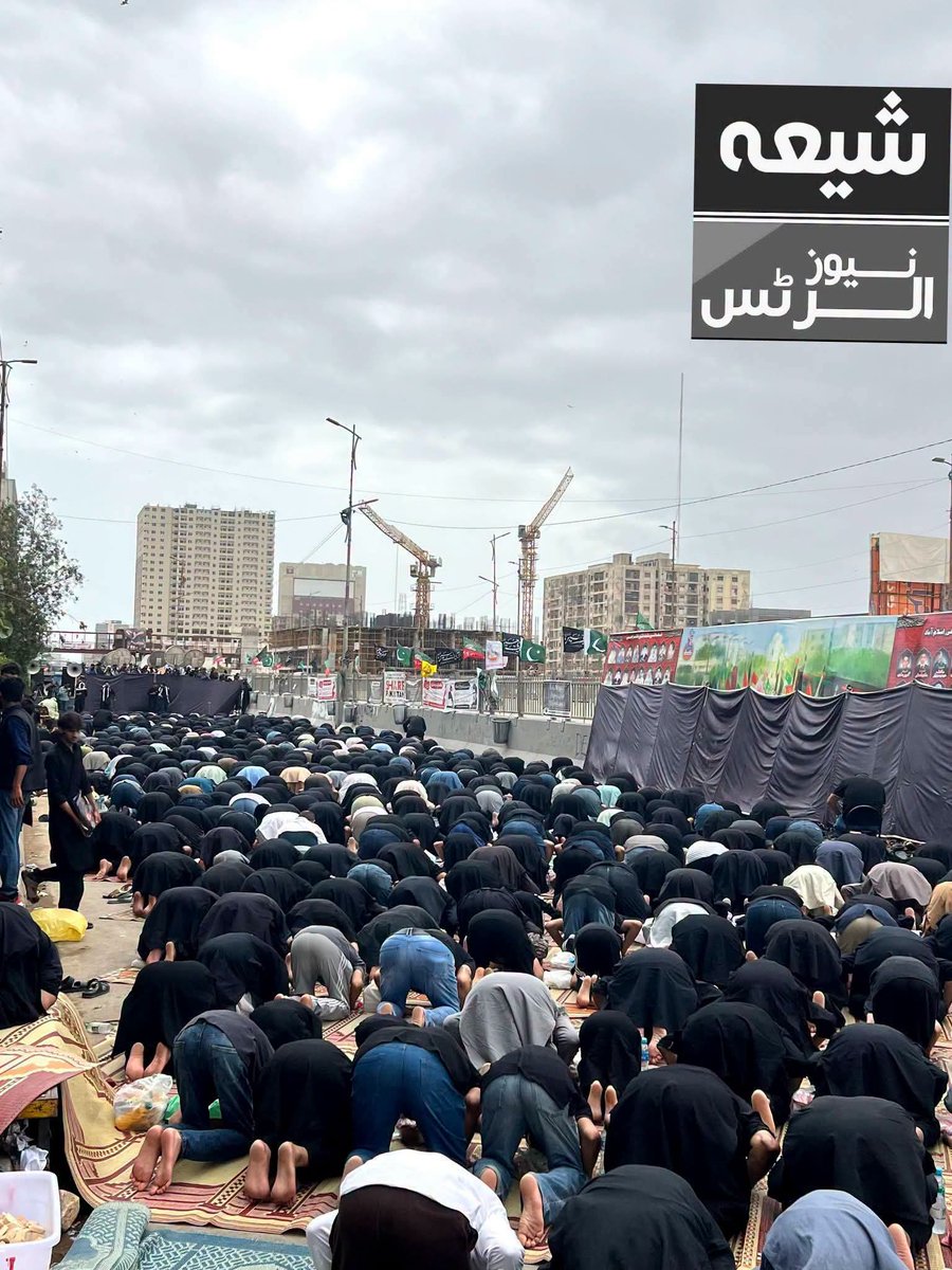 SNA110's tweet photo. حسین ع والوں کی کوئی قضا نماز نہ ہو۔۔!!!

9 محرم مرکزی جلوس کے شرکا نمائش چورنگی بمقام امام بارگاہ علی رضا کے باہر نماز ظہرین ادا کررہے ہیں ۔۔۔۔

شیعہ نیوز الرٹس واٹس ایپ چینل لنک
https://t.co/virTT7XaPC
#محرم
#امام_حسین ع
#کربلا https://t.co/YE7qVLym24