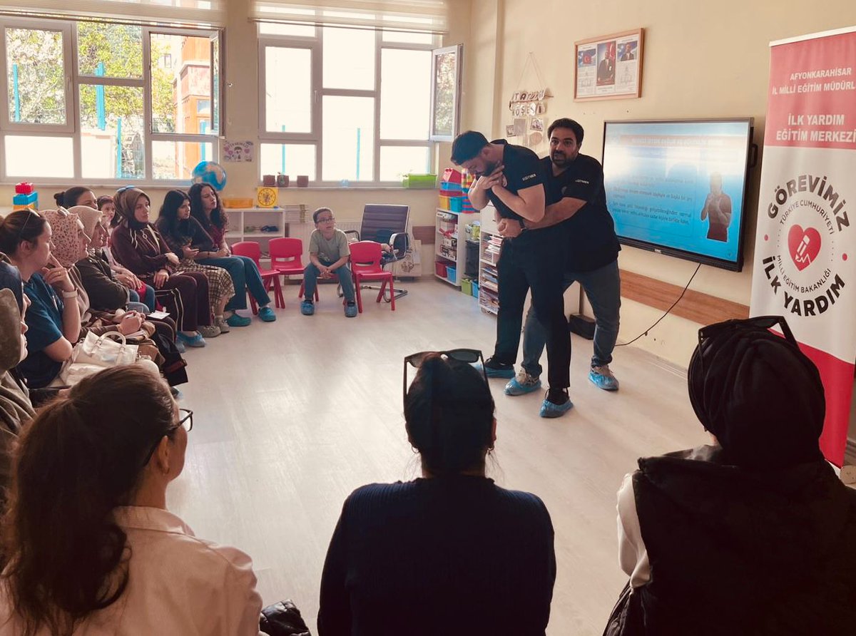 Afyoniyem's tweet photo. Kazalar kaçınılmazdır ama doğru bilgi hayat kurtarır! Asiye Sultan Anaokulu ve Zeynur Çetinkaya Kızılay Anaokulu velilerimizle farkındalık seminerlerimizi gerçekleştirdik.#görevimizilkyardım @tcmeb @meb_dhgm @ozkan_meb @cemalunal_ @afyonilmem https://t.co/UMsGProdtH