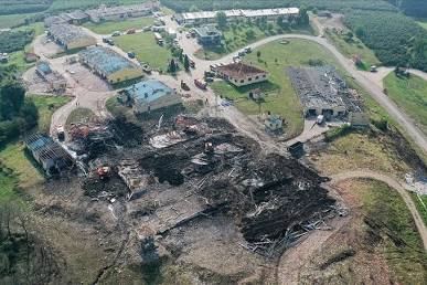 ugurbocuguuctuu's tweet photo. Hendek’te 30 ton TNT’ye eşdeğer 12,6 ton kimyasal havaya uçtuğunda oluşan aşırı yüksek basınç dalgası, işçilerin bedenlerini saliseler içinde parçalayarak 15 dönümlük üretim arazisine saçtı; metal varillerin ve gök bombalarının şarapnel gibi saplandığı işçilerin etleri ve kemikleri günlerce adli tıp torbalarıyla toplandı, ailelere tabutlarda bütünlüğü olmayan eksik uzuvlar teslim edildi. Dilovası’nda ise ruhsatsız, penceresiz ve acil çıkış kapısı kilitli beton blokta alkol tabanlı kimyasallar tutuştuğunda bin santigrat dereceye ulaşan ısı şoku ve zehirli gazlar kadınların ve çocuk işçilerin solunum yollarını ve akciğerlerini içeriden yakarak onları boğdu, kaçamayan işçilerin bedenleri tamamen kömürleşti ve insan silueti kalmayana dek eridi.