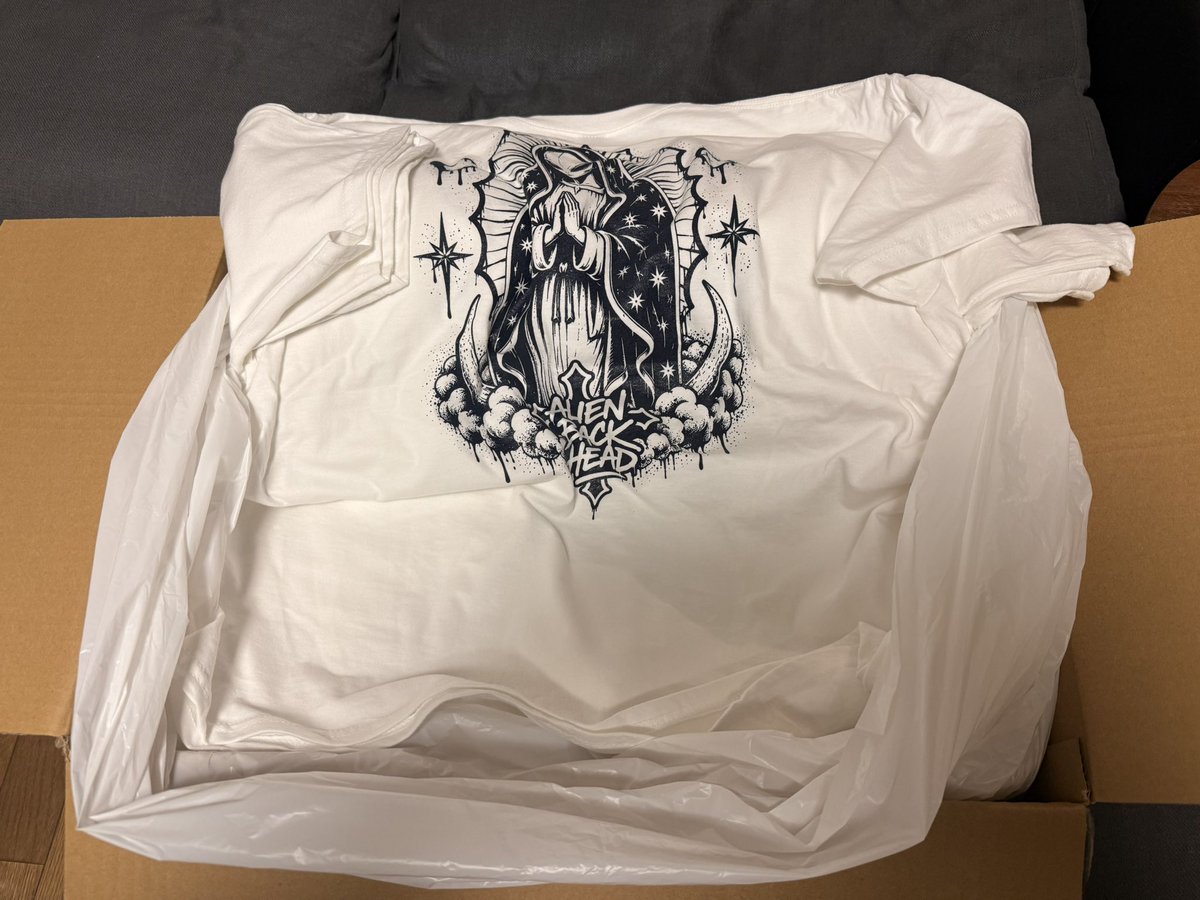 ABH0109's tweet photo. 追加発注したALIEN MARIA T-shirtが入荷いたしました！

ツアー能代に間に合って良かった！

L〜2XLまで、在庫はたっぷりございますので、安心してお買い求め下さい！ https://t.co/8k1cCsD3qc