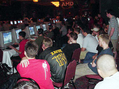 LostMemeArchive's tweet photo. QuakeCon didn’t begin as a massive gaming convention.

The first one in 1996 was around 40 people in a hotel meeting room in Garland, Texas.

They brought their own computers, set up a network, played Quake and Doom, and then id Software showed up.

A LAN party became an institution.