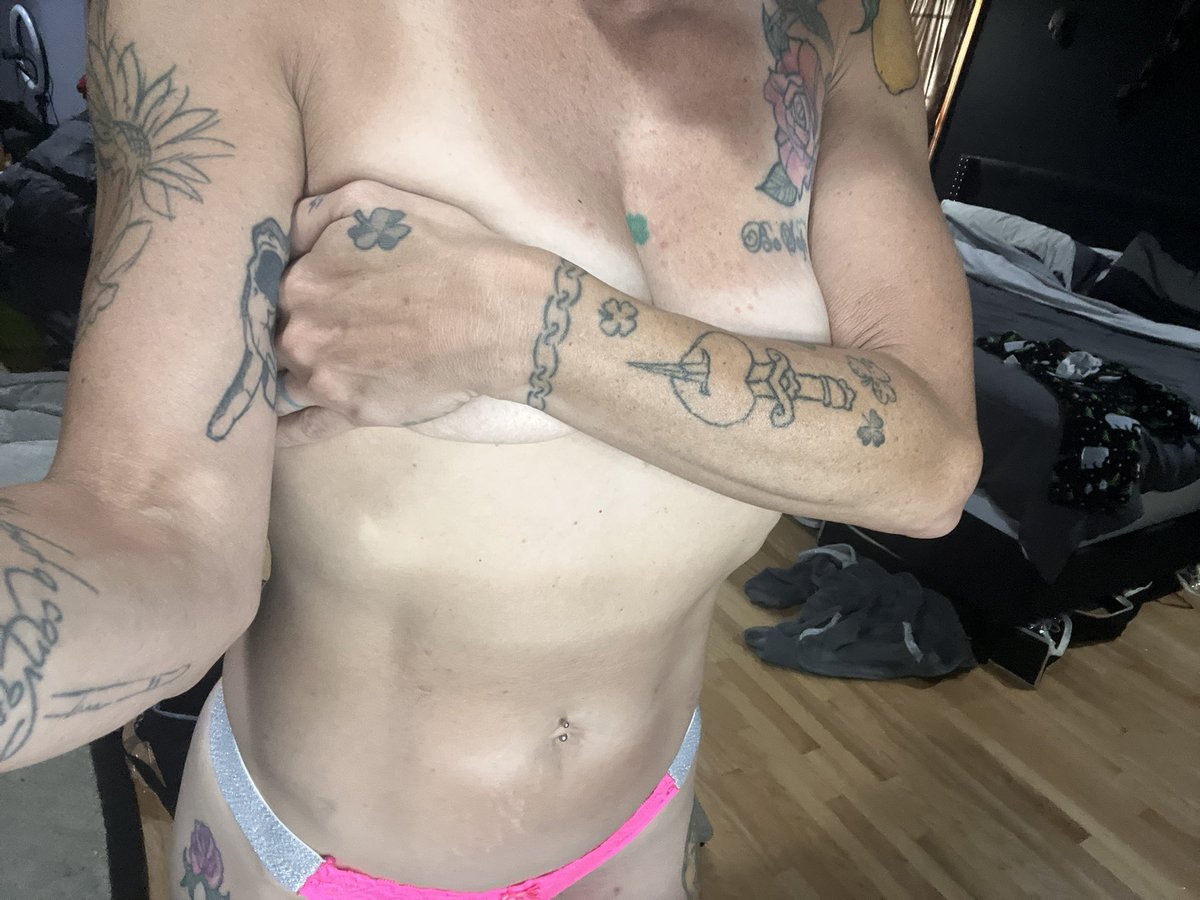 VVixen83's tweet photo. I’m back if anyone missed me🥰😘 https://t.co/0d5KEI6Kph