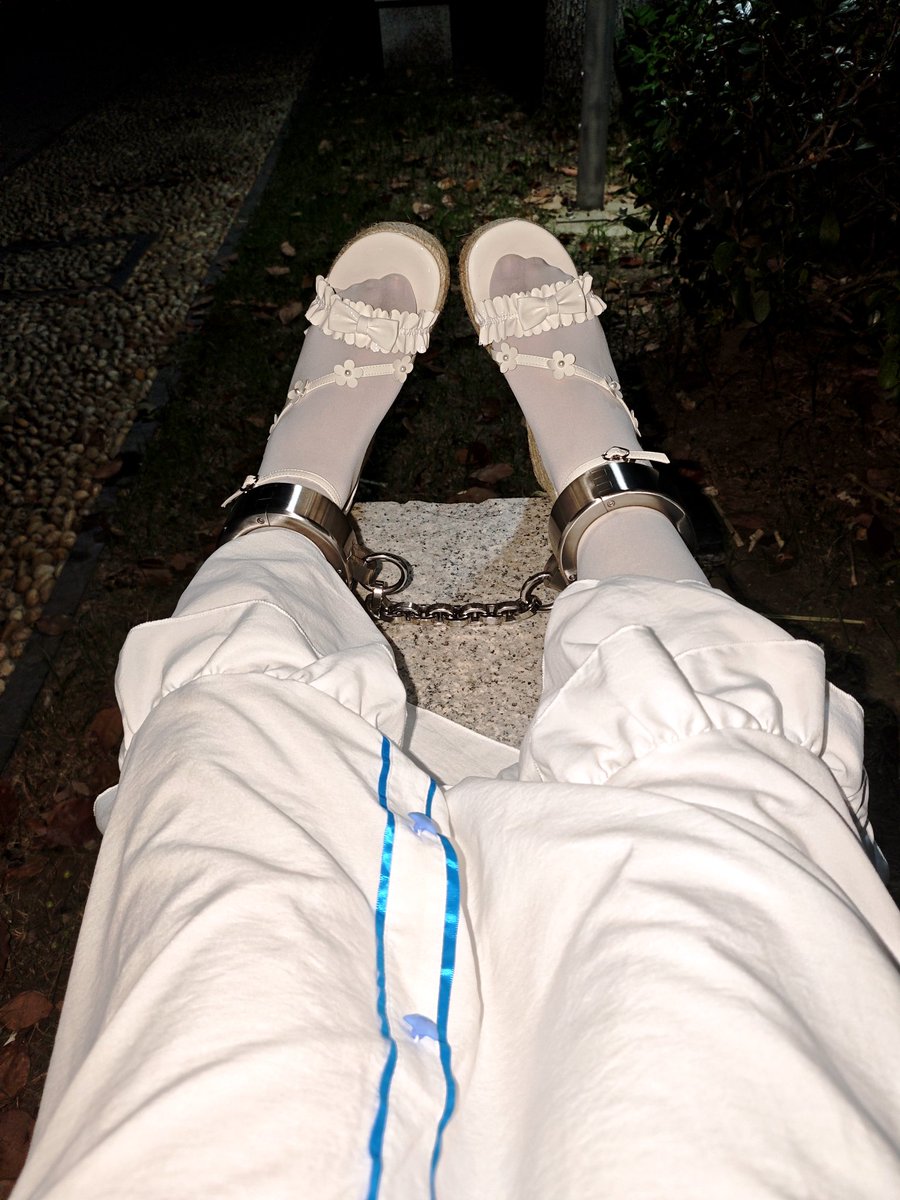 FN404_anklet's tweet photo. #脚镣 #镣铐 #露出
趁着凌晨人少出门散步，没想到三点小区里还不时有电瓶车经过，希���没有被看出来。
链子再短一点就要连楼梯都上不去了，看来需要备几根长一点的链子。

（库存） https://t.co/UjJorpnQep