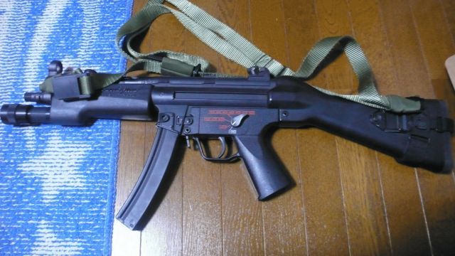 ynynmgnm's tweet photo. #初めて買った電動ガンを貼れ
マルイのMP5A4。
これは後年MP5Jとくっつけたニコイチカスタムですが😅
現在は次世代MP5に更新したけども、A5をわざわざ固定ストック仕様にして使ってるから、このスタイルが一番性に合ってるのかもなあ🤔 https://t.co/UxqTFA5OAL
