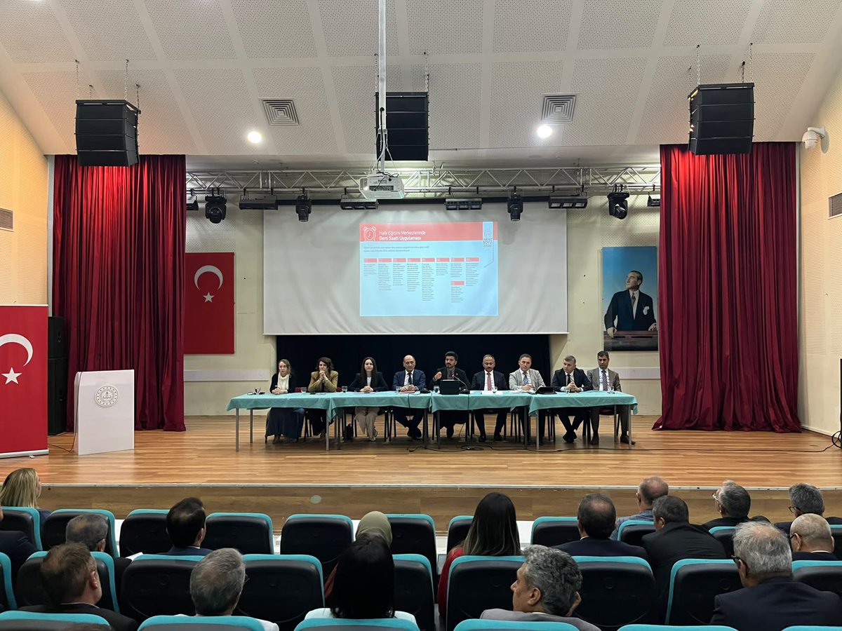 mebhbogm's tweet photo. 📍Ankara

Genel Müdürümüz Sayın Dr. Emre Topoğlu başkanlığında Hayat Boyu Öğrenme Kurumları İl Değerlendirme Toplantısı yapıldı.

Daire başkanlarımız, il yöneticilerimiz, ilçe milli eğitim müdürlerimiz, olgunlaşma enstitüsü ve halk eğitimi merkezi müdürlerimizin katıldığı toplantıda, geçmiş dönemde gerçekleştirilen faaliyetlere ilişkin kesitler ve sunumlar paylaşıldı.

Hayat boyu öğrenme faaliyetlerinin kapsamlı bir şekilde ele alınarak mevcut çalışmaların değerlendirildiği toplantı, verimli istişarelerin ardından sona erdi.

@tcmeb
@Yusuf__Tekin 
@CelileErenOKTEN 
@topogluemre