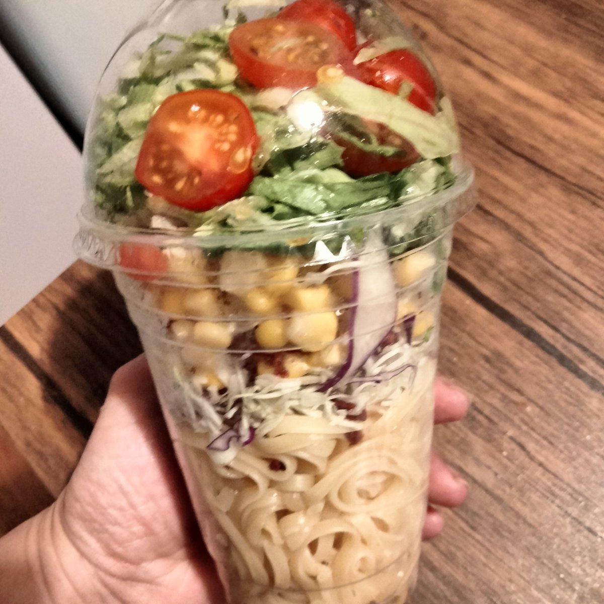 necoco440554803's tweet photo. コロナ渦前は
月に1度miomioの日ってのがあって
今日買った定番のパスタサラダが半額で1個200円しなかったぉ😺
朝出勤の時にいっぱい買って
ランチの時にみんなに配ったり
帰りに10個ぐらい買って帰って
嫌がるパートナーさんを
巻き添えに食べまくったりしてたなぁ🥹

写真は家で野菜増してみたの😋 https://t.co/mnO49qNHbn