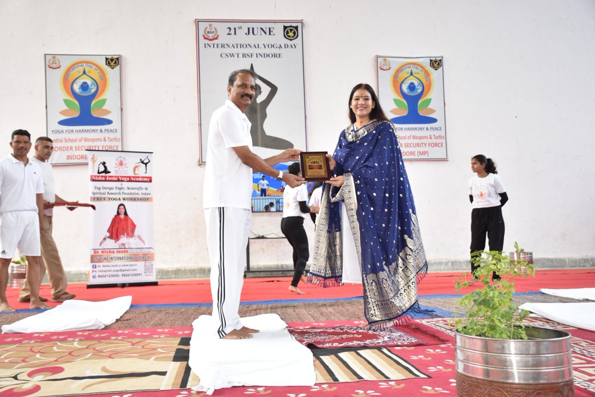 BSF_CSWT's tweet photo. PART-III#IDY2026 श्री वी. टी. कायरकर, कार्यवाहक महानिरीक्षक द्वारा डॉ. निशा जोशी जी का आभार व्‍यक्‍त किया गया, जिन्‍होंने पिछले तीन दिनों से संस्‍थान में उपस्थित होकर योग के विभिन्‍न आयामों से हम सभी को परिचित कराया साथ ही उन्‍हें संस्‍थान की ओर से स्‍मृति चिन्‍ह भेंट की गई। https://t.co/pJXmABiOiM