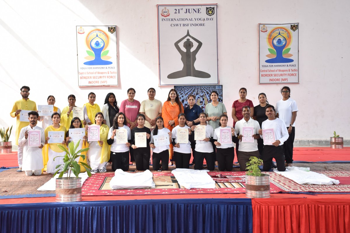 BSF_CSWT's tweet photo. PART-III#IDY2026 श्री वी. टी. कायरकर, कार्यवाहक महानिरीक्षक द्वारा डॉ. निशा जोशी जी का आभार व्‍यक्‍त किया गया, जिन्‍होंने पिछले तीन दिनों से संस्‍थान में उपस्थित होकर योग के विभिन्‍न आयामों से हम सभी को परिचित कराया साथ ही उन्‍हें संस्‍थान की ओर से स्‍मृति चिन्‍ह भेंट की गई। https://t.co/pJXmABiOiM