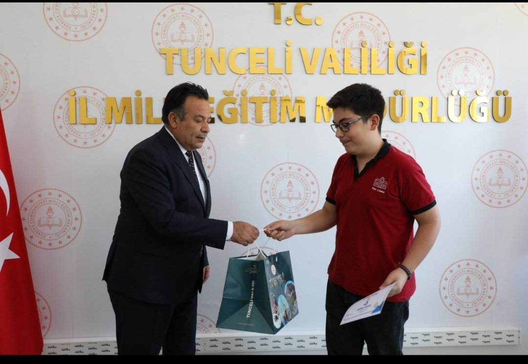 TunceliTurk's tweet photo. 🏆 İl Birinciliği!!! 
​İl Millî Eğitim Müdürlüğümüzün E-Vizyon62 programı kapsamında düzenlenen "Dijital Ayak İzim Nerede?" yarışmasında, 10-B sınıfı öğrencimiz Canyar Balca İL BİRİNCİSİ olmuştur. 🥇👏
​Bizleri gururlandıran öğrencimizi yürekten tebrik ederiz. 🌟
​#E_Vizyon62 https://t.co/IbsQBpWb6G