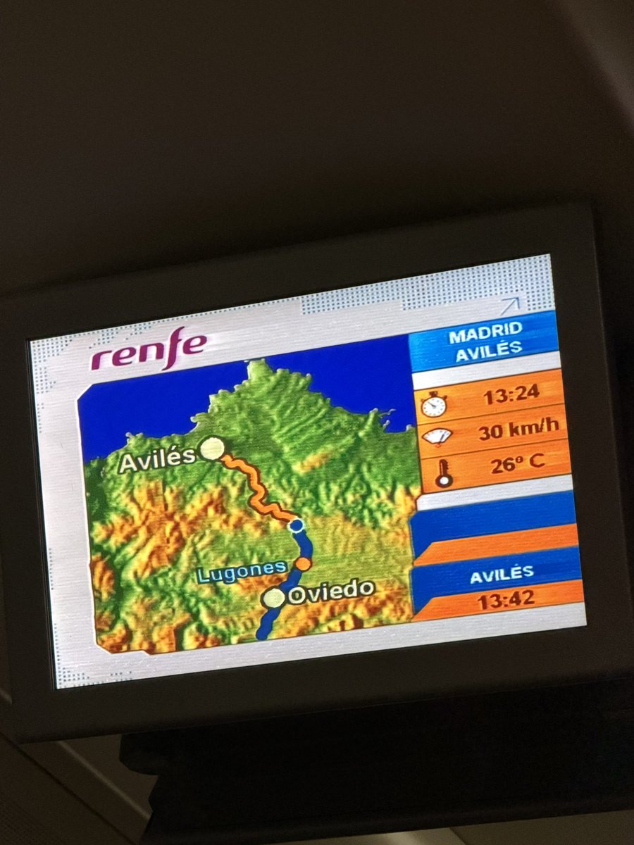 hugo_cnm's tweet photo. Siempre me ha hecho mucha gracia el diseño de estas pantallas de los trenes de Renfe

Luce una mezcla de fondo de España Directo, con volver a los años 90 por el mapa 😂 https://t.co/UA0Y7Gf9Bt