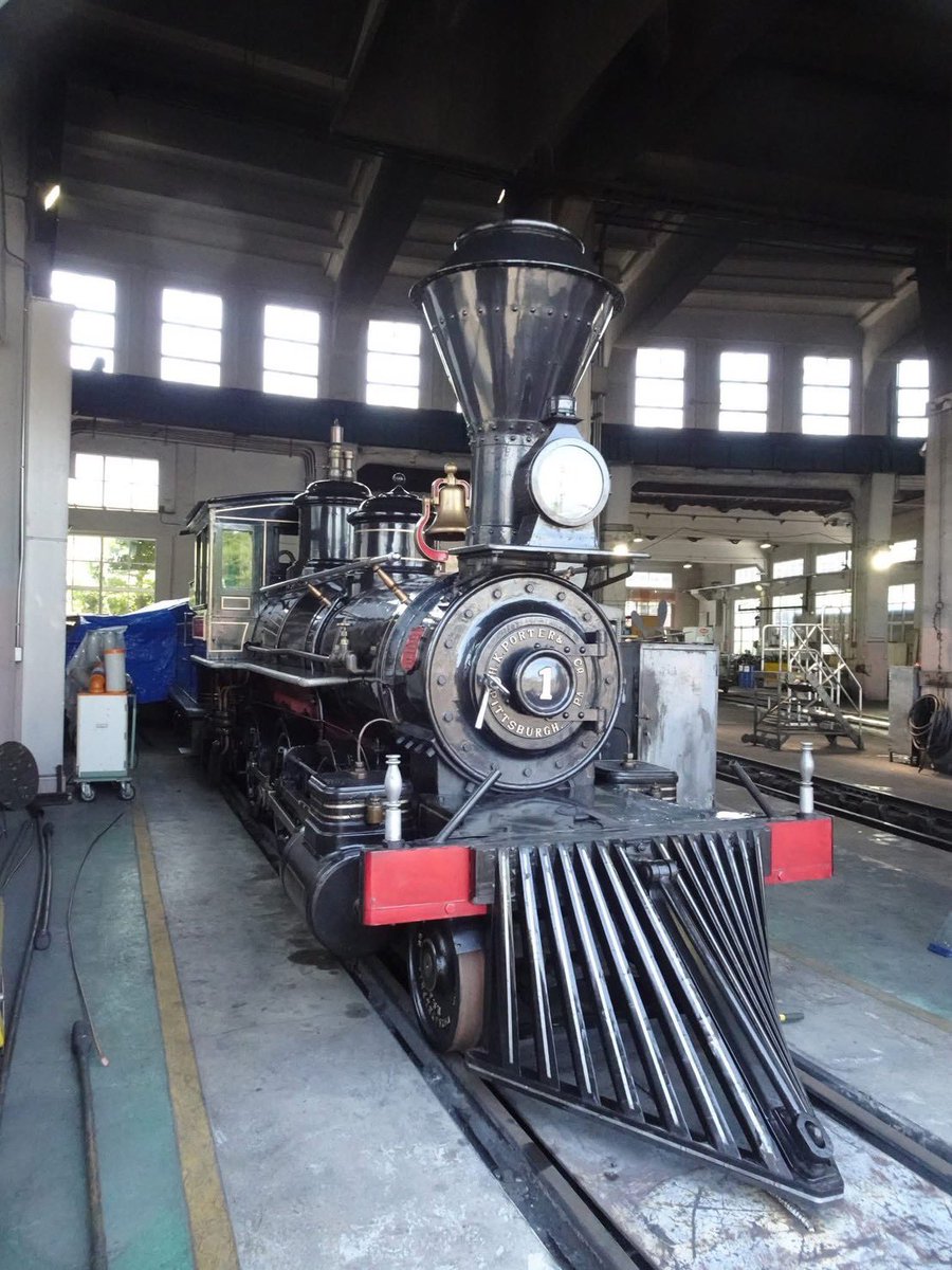 xstakl's tweet photo. 京都鉄道博物館で最古の展示車両である明治13年製義経号が試運転？している様子を目にしました！過去画像ですが、また走行して欲しいですね！
スチーム号は、今でも牽引できるかしら？
ちなみに日本国内では、明治7年製の機関車が動く状態で保存される施設があります！ https://t.co/2JZDMXjp8l
