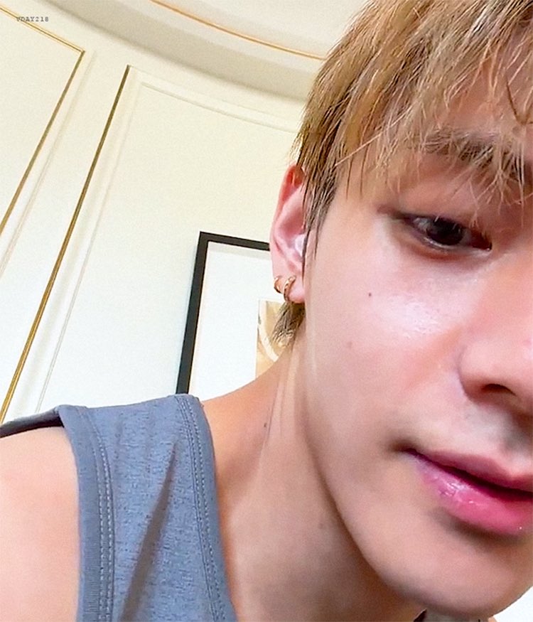 Vday218's tweet photo. 260625 💤🫵🏻
https://t.co/mnrTycdEJw

#태형 #뷔 #TAEHYUNG #V https://t.co/LzguwdEm2I