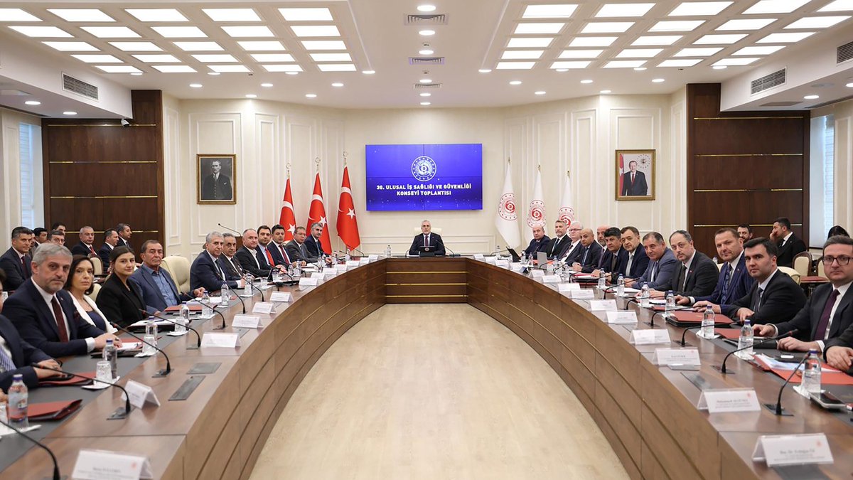 isggmmedya's tweet photo. 30’uncu Ulusal İş Sağlığı ve Güvenliği Konseyi Toplantısı gerçekleştirildi.

Toplantı, Bakanımız Sayın Prof. Dr. Vedat IŞIKHAN’ın açılış konuşmasıyla başladı. Açılış konuşmasının ardından Genel Müdürümüz Erhan TAYLAN tarafından “2026-2030 Ulusal İş Sağlığı ve Güvenliği Politika Belgesi”ne ilişkin bir sunum gerçekleştirildi.

Toplantıda, 2026-2030 Ulusal İş Sağlığı ve Güvenliği Politika Belgesi kapsamında Konsey üyelerinin görüş ve değerlendirmeleri alınarak müzakerelerde bulunuldu. Toplantı, Konsey Başkanı ve Çalışma ve Sosyal Güvenlik Bakan Yardımcımız Prof. Dr. Lutfihak ALPKAN’ın değerlendirmeleri ve kapanış konuşmasıyla sona erdi.

Bakanımız Sayın Prof. Dr. Vedat IŞIKHAN’ın “2026-2030 Ulusal İş Sağlığı ve Güvenliği Politika Belgesi”ne ilişkin değerlendirmelerinin detaylarına Bakanlığımızın haberinden ulaşabilirsiniz.

🔗 https://t.co/8sBBoSIHP0
#isg #konsey #politika
@csgbakanligi
