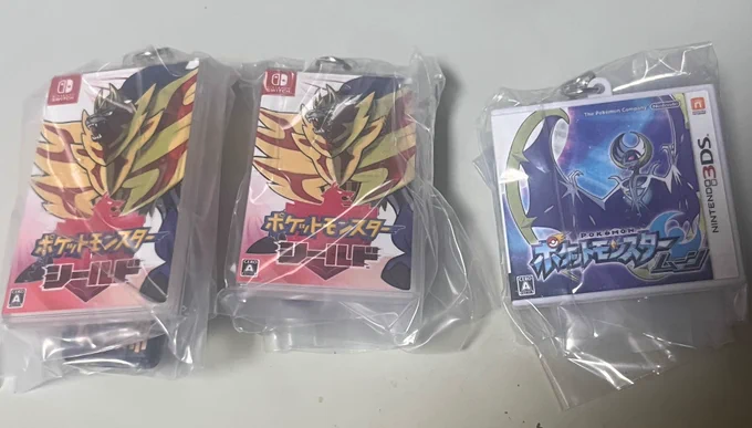 【交換】ポケモン パッケージ&カードリッジ キーホルダーコレクション (譲)シールド、ムーン (求)アルセウス、ZA、スカーレット ホワイト、パール、サン 1996-2002シリーズのもの 異種交換可能、郵送交換希望です ご気軽にお声がけください...