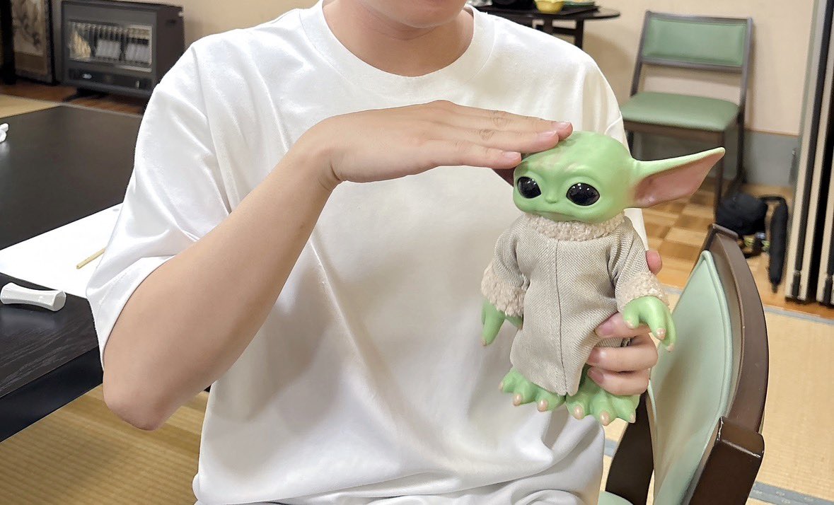 mikisuke346's tweet photo. 送別会に連れてったグローグーちゃん
転勤しちゃうお気に入りの子に抱っこしてもらった
なお、一定以上の年齢の人は『ヨーダ？』って笑 https://t.co/HadV3tdm6r