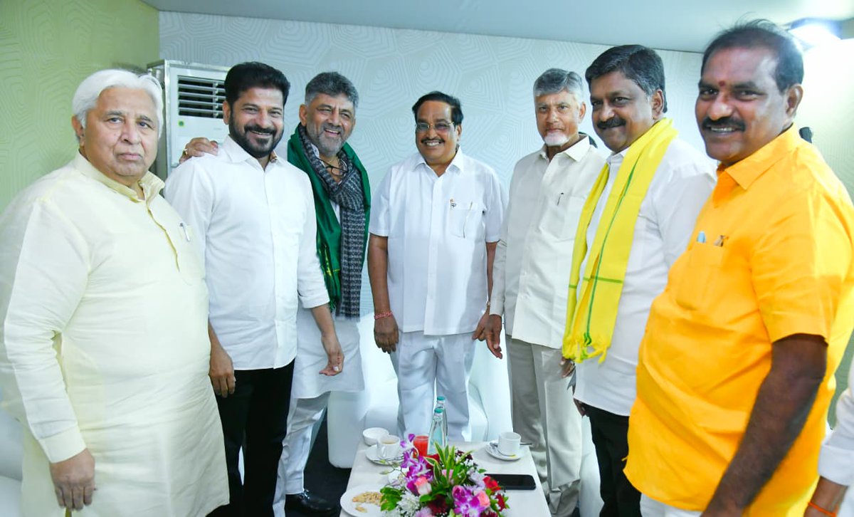 AndhraPradeshCM's tweet photo. తుంగభద్ర ప్రాజెక్టు కొత్తగేట్ల ప్రారంభానికి ముందు హోసపేటలోని ఐఆర్బీ అతిథి గృహంలో గౌరవ ముఖ్యమంత్రి శ్రీ నారా చంద్రబాబు నాయుడు నేడు కేంద్ర మంత్రి శ్రీ సి ఆర్ పాటిల్, తెలంగాణ ముఖ్యమంత్రి శ్రీ ఏ రేవంత్ రెడ్డి, కర్ణాటక ముఖ్యమంత్రి శ్రీ డి కే శివకుమార్ లతో మర్యాదపూర్వకంగా భేటీ అయ్యారు. ఈ సమావేశంలో రాష్ట్ర మంత్రులు శ్రీ పయ్యావుల కేశవ్, శ్రీ నిమ్మల రామా నాయుడు కూడా పాల్గొన్నారు. 
@CRPaatil  @ncbn @DKShivakumar @revanth_anumula