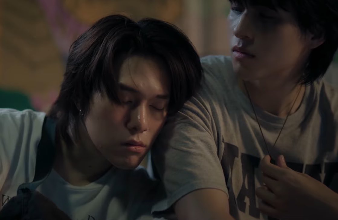 peachynanimeow's tweet photo. ในซีรี่ส์                               ในเอ็มวี

ในซีรี่ส์ไม่ได้จับสร้อย แต่ในเอ็มวีจับสร้อย ฟุตใหม่ ๆ https://t.co/Am7PuCEqpQ